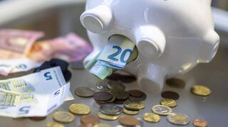 Bargeld im Sparschwein zu sammeln, empfiehlt sich bei größeren Beträgen nicht. Eine Alternative sind ausländische Banken.