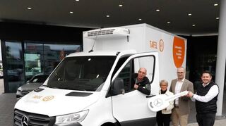 Das Autohaus Ebert hat der Bensheimer Tafel einen Sprinter mit Kühlaufbau übergeben. Unser Bild zeigt (v.l.) Tafel-Mitarbeiter Horst Martini hinterm Steuer, Koordinatorin Mariette Rettig, Autohaus-Geschäftsführer Dominik Bessler und Verkaufsberater Thomas Baucsek.