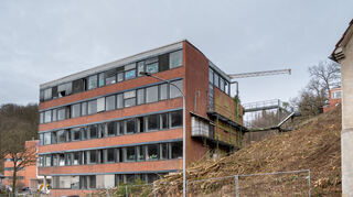Im ehemaligen Ciba-Geigy-Laborgebäude könnten bis zu 50 Wohnungen entstehen. Hierfür soll das Haus aufgestockt werden.
