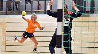 Ronja Schmidt von der FSG Lola taucht frei vor der Heppenheimer Torhüterin Jessica Brückner auf, die aber hatte einen Sahnetag und großen Anteil am 29:22-Derbysieg des HC VfL.