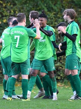 Endlich hatten die Spieler des SC Rodau wieder Grund zum Jubel, wie hier nach dem 2:0.
