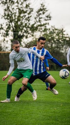 Enges Duell im Ried-Derby: Bürstadts Nunzio Pelleriti (l.) im Zweikampf mit Groß-Rohrheims Alaa Alhamo.