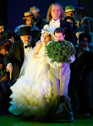 Quietschbunt, durchgeknallt und überdreht: Das Grönemeyer-Musical „Pferd frisst Hut“ nach Eugène Labiches Komödie „Ein Florentinerhut“ bietet nicht zuletzt dank des brillanten Ensembles gute Unterhaltung.