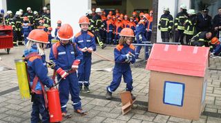 Bei der Abschlussübung der Zeller Feuerwehr hatten auch die „Löschgeister“ der Kinderfeuerwehr die Gelegenheit, ihr Können zu zeigen.