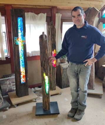 Vor etwa acht Jahren kam Peter Hermans auf die Idee, Naturholzlampen in Kombination mit dem Glasfusing-Prinzip herzustellen.