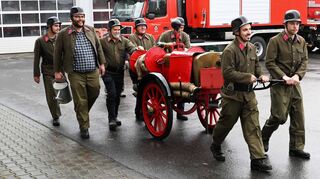Die Lorscher Feuerwehr stellte bei einer Funktionsübung unter Beweis, dass die fast 100 Jahre alte Motorspritze wieder einsatzbereit ist.