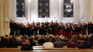 Der Bensheimer Kammerchor Cantemus trat beim vierten Konzert der Musiktage gemeinsam mit dem Offenbacher Vokalensemble Prophet in der Stadtkirche Sankt Georg auf.
