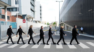 Mathias Dietrich (l-r), Jens Sembdner, Alexander Zieme Henri Schmidt, Wolfgang Lenk, Tobias Künzel und Sebastian Krumbiegel, Mitglieder der Band "Die Prinzen", gehen beim Fototermin über einen Zebrastreifen. Zum 30-jährigen Bandjubiläum kommen sie auf Tour nach Mannheim.