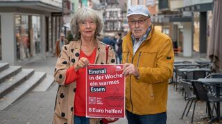 Elke Ditter und Helmut Hörtler vom Förderverein Hilfen für Wohnungslosen haben eine Spenden-Aktion gestartet – damit Obdachlose wie bisher einmal wöchentlich eine warme Mahlzeit erhalten.