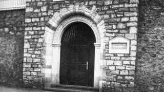 Das einst noch offene Tor zur Liebfrauenschule.