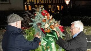 Bürgermeister Andreas Heun (links) und Helmut Adam (Vorsitzender der Gemeindevertretung) vollzogen die Kranzniederlegung an der ehemaligen Synagoge in der Reichenbacher Bangertsgasse.