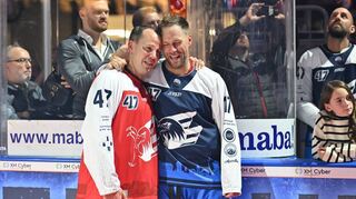 Bei der Bannerzeremonie schießen Christoph Ullmann (l.) die Tränen in die Augen. Sein Kumpel Marcus Kink nimmt ihn in den Arm.