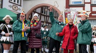 Närrischer Machtwechsel zum Kampagnenauftakt: Unser Bild zeigt (v.l.) Gardemädchen Patricia Plomer, BKG-Vorsitzenden Michael Zehnbauer, Stadtverordnetenvorsteherin Christine Deppert, den stellvertretenden BKG-Vorsitzenden Uwe Petermann, Bürgermeisterin Christine Klein und Ehrenpräsidenten Hans Bang.
