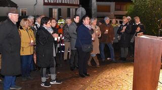 Mehr als 100 Interessenten lauschten der Rede von Bürgermeister Christian Schönung bei der Gedenkstunde an der Ecke Stift-/Schulstraße.