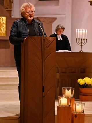 Der Einhäuser SPD-Vorsitzende Reimund Strauch sprach in der katholischen Pfarrkirche St. Michael. Pfarrerin Beatrice Northe (hinten) hielt die Andacht.