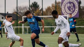 Stark am Ball: FVB-Akteur André Bandieramonte (M.) ließ, wie hier Aleksander Qoku und Ramzy Yahaya (r), zwei Gegenspieler vor seinem Treffer aussteigen.