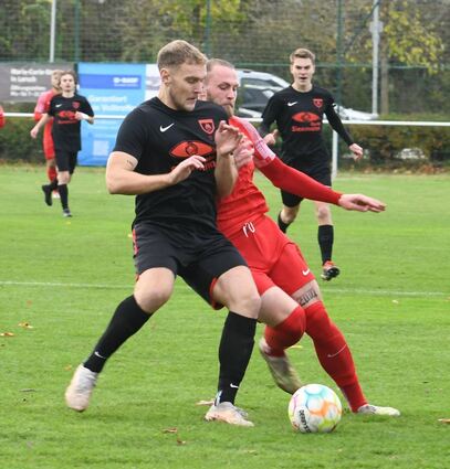 Riccardo Bolz (links) hält gegen Nils Arras dagegen – so wie seine Tvgg Lorsch, die gegen den FC Fürth einen 3:0-Heimsieg feierte.