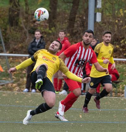 Nahezu artistisch ist die Ballannahme von Kai Schuster (li.) von der SG Brandau/Gadernheim vor Gästespieler Serhat Aydofan.