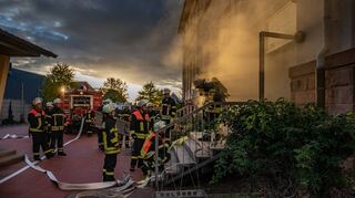 Bei einer Inspektionsübung der Feuerwehr Auerbach wurde ein Brand in der Schlossbergschule angenommen.
