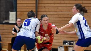 Antonia Grössl (Mitte im roten Trikot) war eine der überragenden Akteurinnen beim Sieg der Junior-Flames gegen Tabellenführer Bretzenheim.