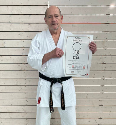 Walter Rechel, Gründungsmitglied der Karate-Abteilung des TuS Zwingenberg, legte vor kurzem in Ingolstadt erfolgreich die Prüfung zum 8. Dan ab.