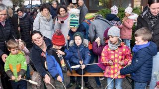 Nach dem Familiengottesdienst in der Pfarrkirche St. Nazarius war für die Kinder und Eltern an drei Lagerfeuern Stockbrotbacken angesagt.