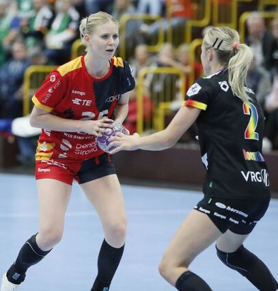 Zwischen den beiden Europapokalspielen gegen Oldenburg (hier Kim Naidzinavicius im Duell mit Lisa Borutta) geht es für die Flames heute nach Zwickau.
