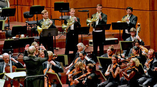Vier Männer, vier Hörner (v. l.): Ulrich Grau, Clemen Alpermann, Teodor Blagojevic und Samuel Seidenberg mit Dirigent Axel Kober und dem NTO bei Schumanns Konzert im Rosengarten. Bild: Manfred Rinderspacher