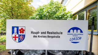 Lorsch, Siemens Schule, Schulfest 50jähriges Bestehen, neues Schilschild, ,, Bild: Thomas Neu