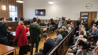 Zahlreiche Zuhörer sowie Medien- und Pressevertreter verfolgten gestern den Prozessauftakt im Darmstädter Landgericht.
