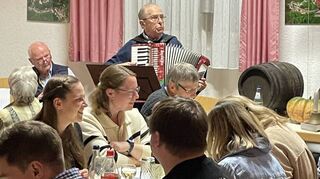 Teilnehmerinnen und Teilnehmer des Odenwälder Abends des Verschönerungsvereins Schönberg genossen Odenwälder Spezialitäten und Musik.