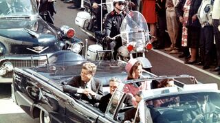 Dallas (Texas) am 22. November 1963: John F. Kennedy (hinten links) mit Ehefrau Jacki, davor Texas-Gouverneur John Connally und dessen Frau Nellie, ganz vorne Bodyguard Roy Kellerman vom Secret Service und Fahrer William Greer. Wenige Minuten nach dieser Szene ist der Präsident der Vereinigten Staaten tot.