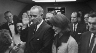 Nur wenige Stunden nach Kennedys Tod an Bord der Air Force One: Sein Nachfolger Lyndon B. Johnson wird vereidigt, rechts vom ihm Jacki Kennedy.
