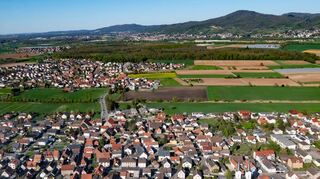 Blick aus der Luft auf die Stadtteile Schwanheim (vorn) und Fehlheim.