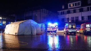 Die Großübung von Feuerwehr Bensheim-Mitte und DRK sorgte am Donnerstagabend für Aufsehen in der Innenstadt. 54 Einsatzkräfte rückten mit sechs Fahrzeugen samt Drehleiter und dem 1. Sanitätszug zum Parktheater aus, dort mussten 14 Personen aus dem verrauchten Gebäude „gerettet“ werden.
