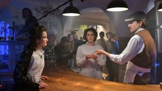 Ein studentisches Filmteam dreht im Haus der Muse. Die letzte Szene muss nach vier Tagen noch in den Kasten. Von links: Bäckerin Mina (Mara Schönweitz), Geist Caroline (Lena Sophie Meyer) und Uhrmacher Theo (Lennart Gottmann).