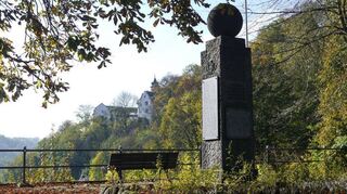 Das Schönberger Denkmal von 1923 befindet sich auf einem Plateau neben einer unter Naturschutz stehenden Roßkastanie. Von hier aus hat man einen schönen Blick auf weite Teile des Dorfes, die Kirchen und das Schloss.