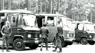 Mit einem großen Aufgebot wurde 1986 vergeblich nach Jutta Hoffmann gesucht. Die Leiche war aber nach Ansicht der Ermittler sofort nach dem Mord im Wald am Freibad vergraben worden.