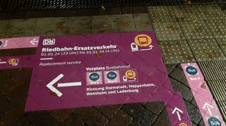 Im Bahnhof in Bensheim wird bereits auf den Schienenersatzverkehr hingewiesen