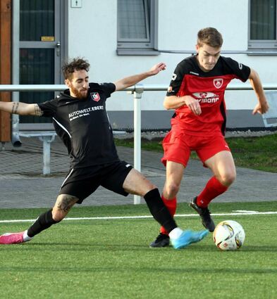 Die Tvgg Lorsch kam gestern nicht so richtig in Tritt; hier lässt sich Dustin Koob (re.) den Ball vom U.-Flockenbacher Dustin Kyle Cooper wegspitzeln.