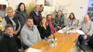 Die Interessengemeinschaft Hofacker bei ihrem Treffen im ehemaligen Ladengeschäft Bohn. Ganz rechts Sprecher Jonas Bauer.