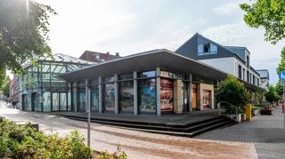 Je weiter man sich vom Neumarkt-Center entfernt, desto weniger fällt der desolate Zustand der Immobilie auf. Allerdings lassen sich die Baustellen im und am Gebäude mittlerweile nicht mehr kaschieren. Die Stadt will sich nun ein Vorkaufsrecht per Satzung sichern.