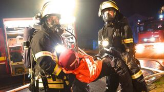 Bei der Inspektionsübung in Schlierbach wurde ein Brand mit drei vermissten Personen auf einem Bauernhof angenommen.