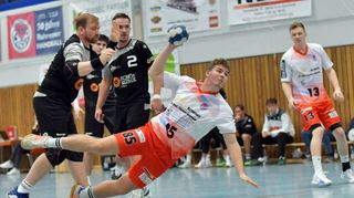 Der Groß-Rohrheimer Ryan Haas kommt im Heimspiel gegen die MSG Lorsch/Ein-hausen (in den schwarzen Trikots) frei zum Wurf.