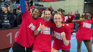 „Flames unterwegs in Europa“ steht auf den Shirts, mit denen die HSG (von links Vanessa Fehr, Lisa Friedberger, Lilli Holste, Ndidi Agwunedu) ausgelassen den Sieg in Oldenburg feierte.