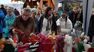 Jede Menge handgefertigte Deko-Objekte aus Holz wurden beim Wintermarkt der Behindertenhilfe angeboten, zu dem zahlreiche Besucher nach Auerbach kamen.