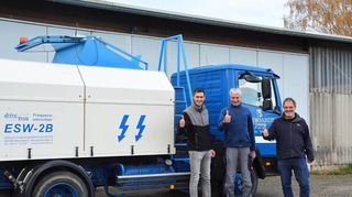 Felix Maier, Vorsitzender der Bensheimer Segelflieger, freut sich mit seinen Vorstandskollegen Lukas Etz und Peter Simon (v.l.) über die Ankunft der neuen (gebrauchten) Elektrowinde.