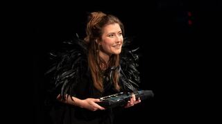 Lena Ritthaler – hier als Rabenfrau Kaya – begeisterte im Parktheater die jungen „Theaterstarter“.