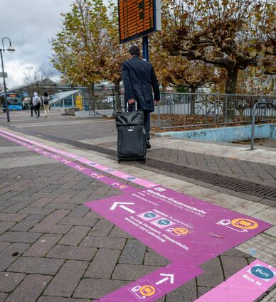 Markierungen auf dem Boden weisen am Bensheimer Bahnhof schon jetzt auf die Ersatzverkehr-Regelung im Januar hin.