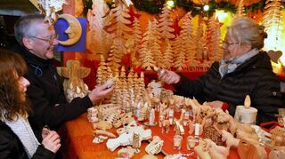 In den Künstlerbuden auf dem Marktplatz präsentieren sich insgesamt 70 verschiedene Aussteller mit einem wechselnden Angebot beim Bensheimer Weihnachtsmarkt. Unser Bild entstand im vergangenen Jahr.